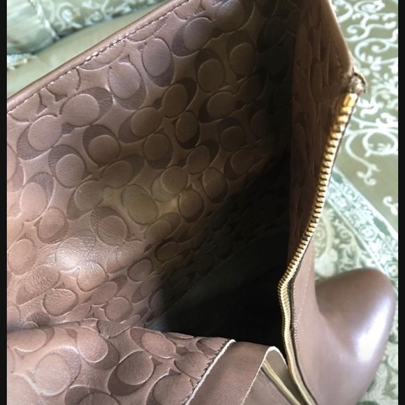 COACH “HALIA” LOGO EMBOSSSED STACKED HEEL LEATHER ANKLE BOOTS SIZE 9 BNWT - Picture 6 of 13